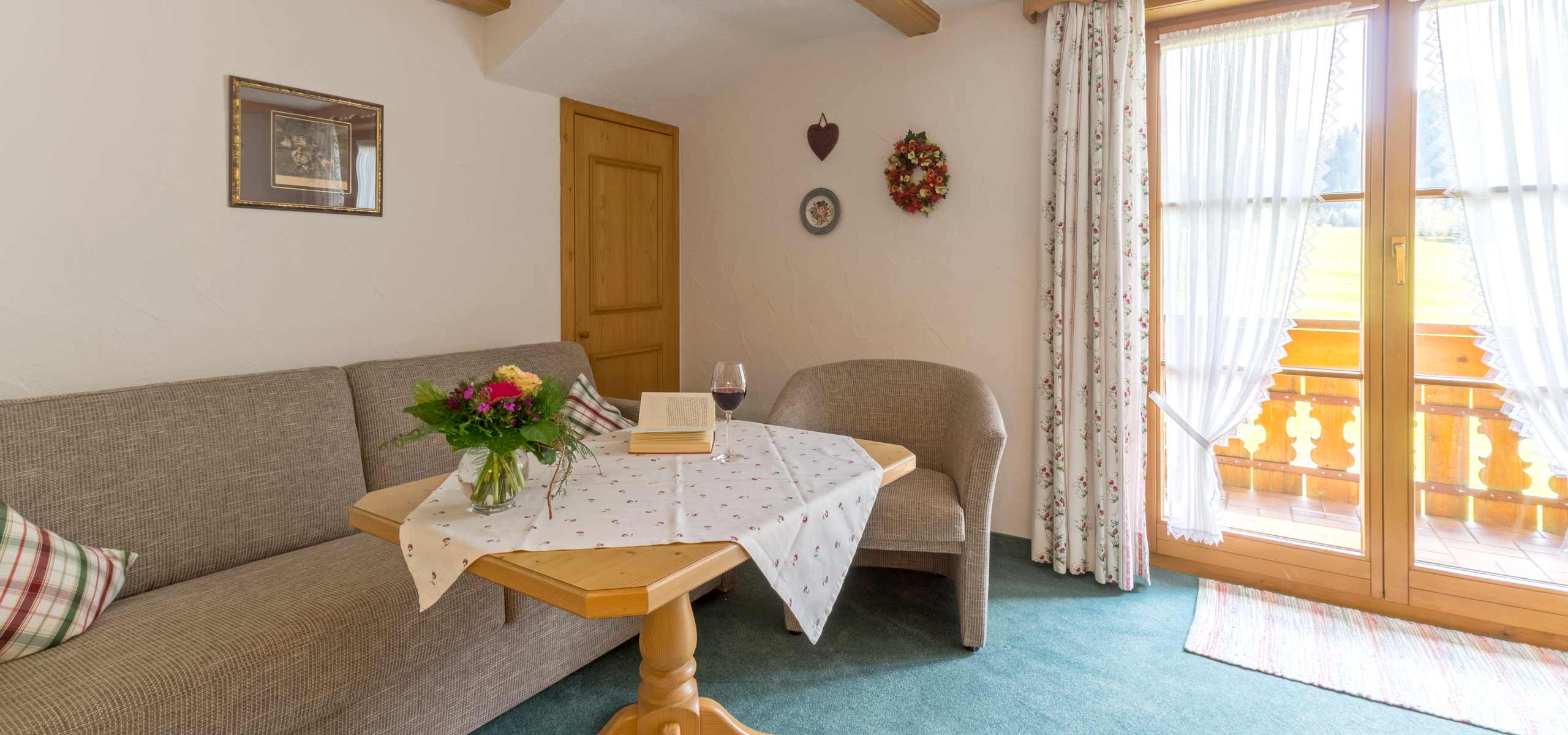 Gemütliches Wohnzimmer mit Balkon
