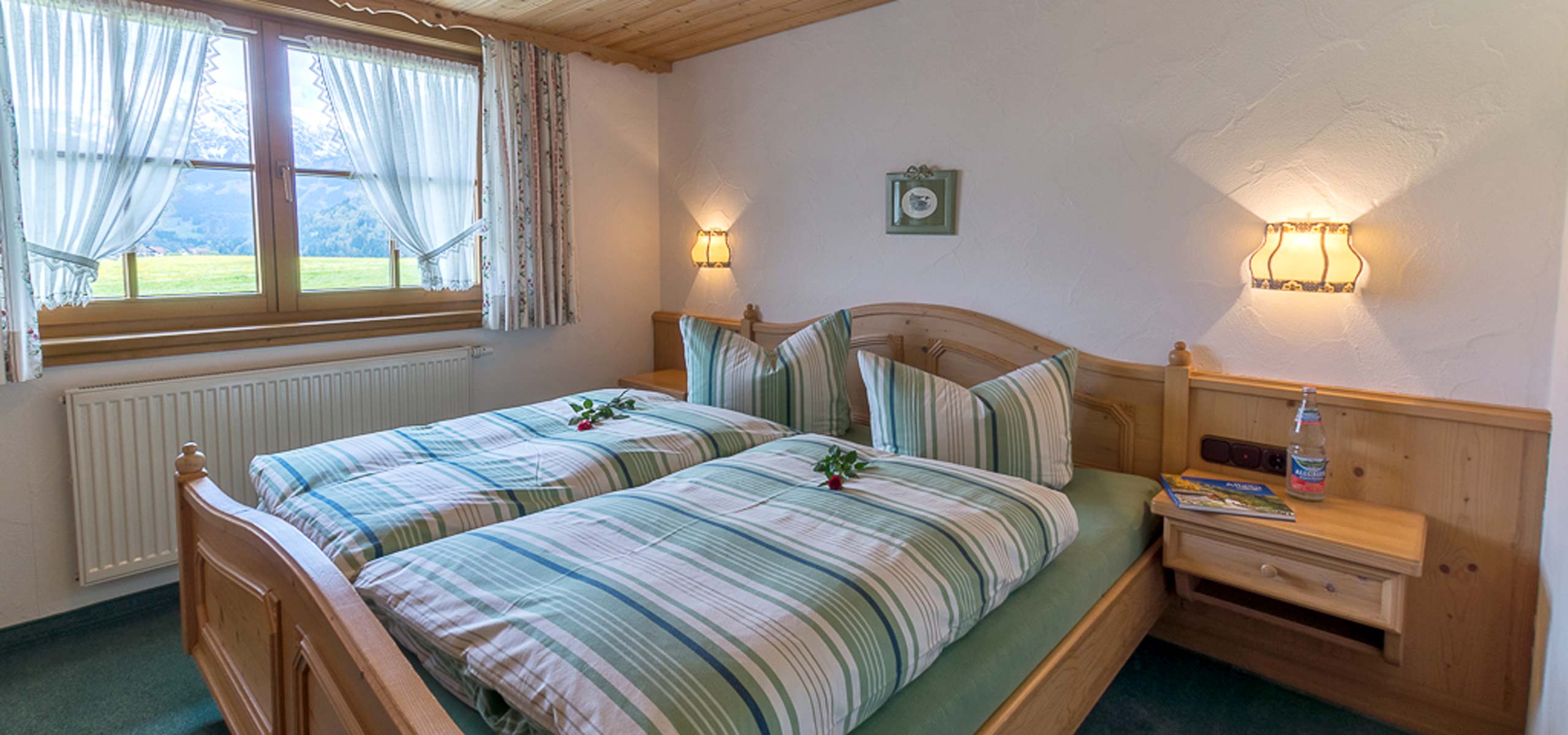 Helles Schlafzimmer mit Doppelbett