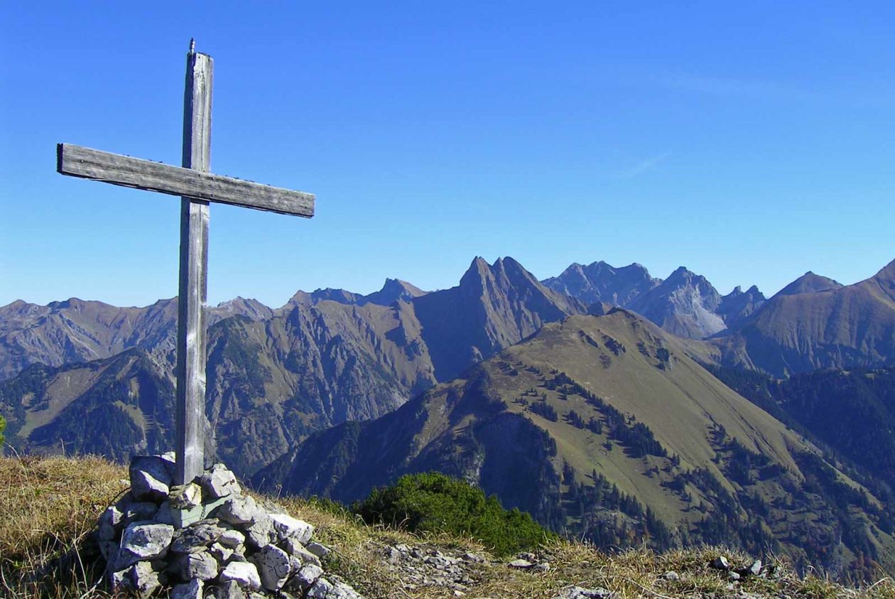 Bergkreuz am Gipfel